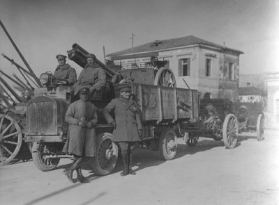 Soldati britannici in Italia durante la Prima Guerra Mondiale trasportano un cannone da campo da English Photographer